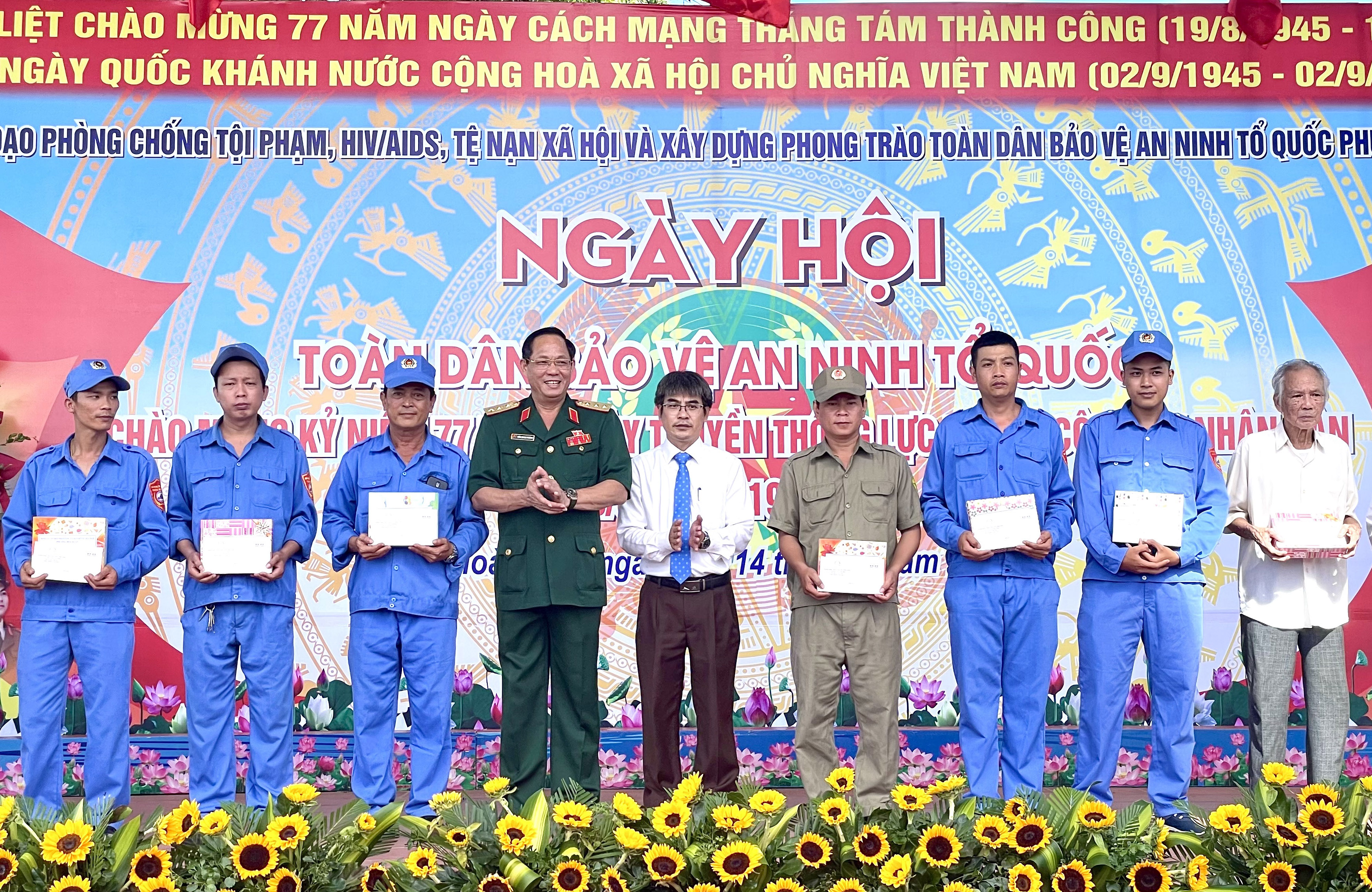 PHÓ CHỦ TỊCH QUỐC HỘI TRẦN QUANG PHƯƠNG DỰ NGÀY HỘI TOÀN DÂN BẢO VỆ AN NINH TỔ QUỐC TẠI ĐÀ NẴNG